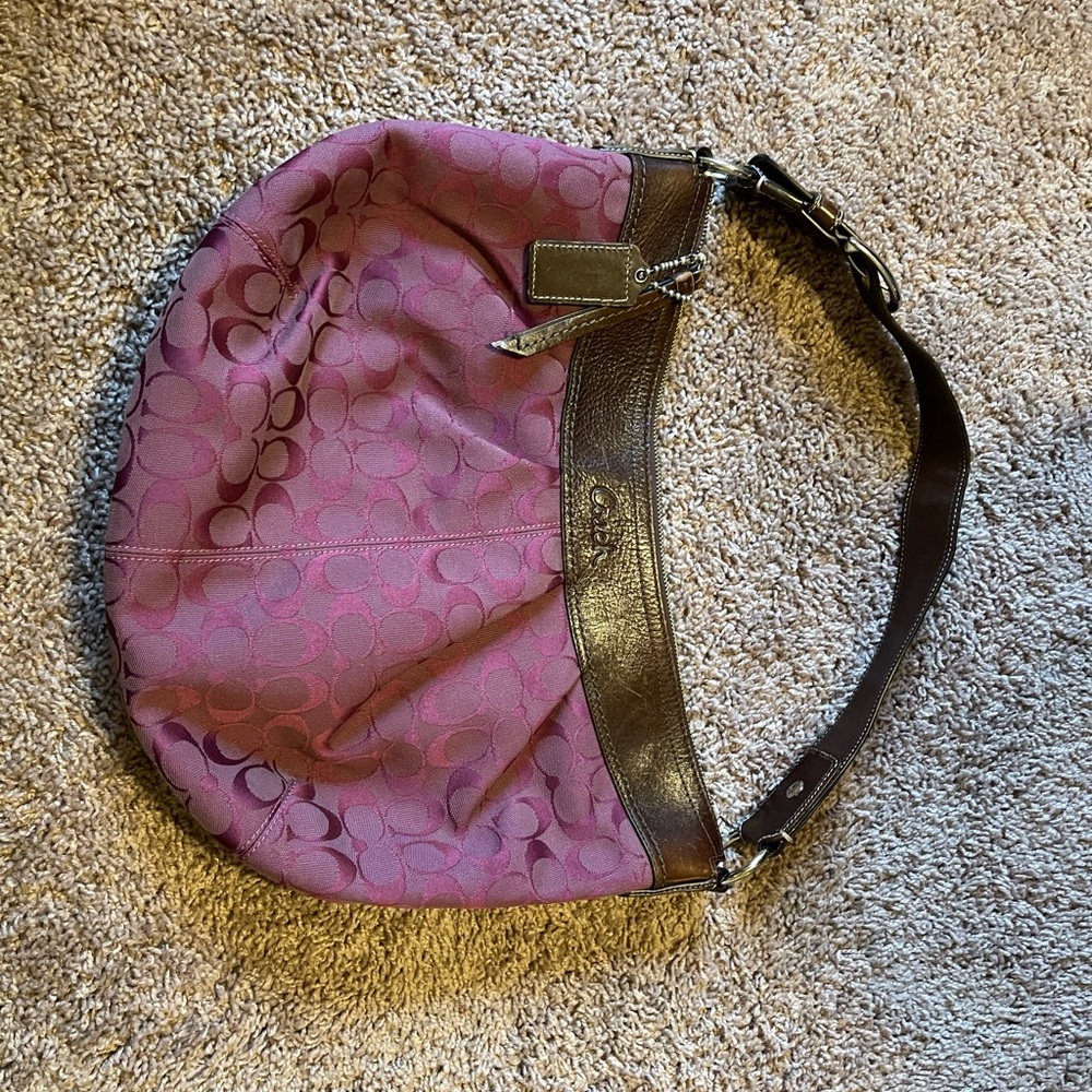 Original COACH pre-loved shoulder bag. Great condition.